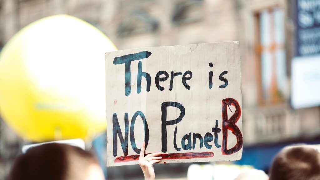Photo montrant une pancarte sur laquelle il est écrit "There is no planet B"